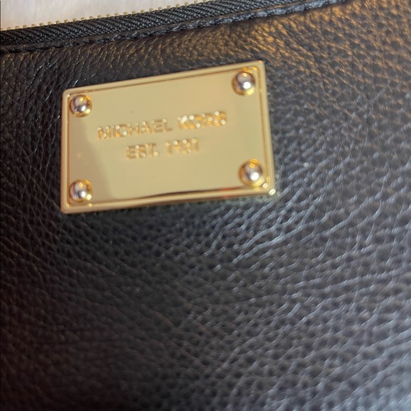 ❌❌❌❌Sold❌❌❌Authentic Michael Kors Wallet - Picture 2 of 8